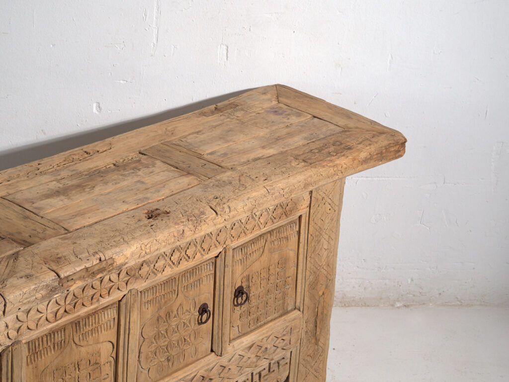 Aparador bajo antiguo tallado en madera de pino – China, circa 1900