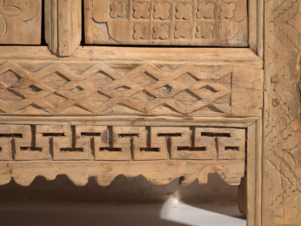 Aparador bajo antiguo tallado en madera de pino – China, circa 1900
