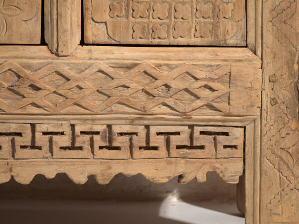 Aparador bajo antiguo tallado en madera de pino – China, circa 1900