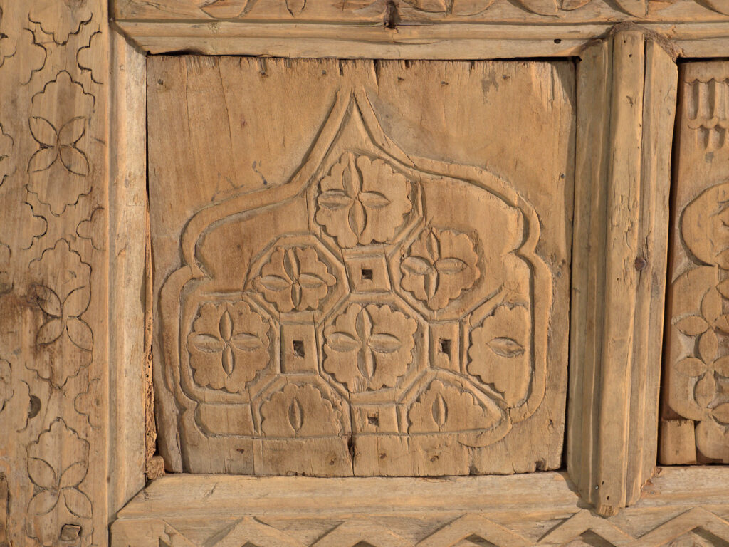Aparador bajo antiguo tallado en madera de pino – China, circa 1900