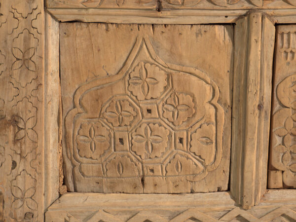 Aparador bajo antiguo tallado en madera de pino – China, circa 1900
