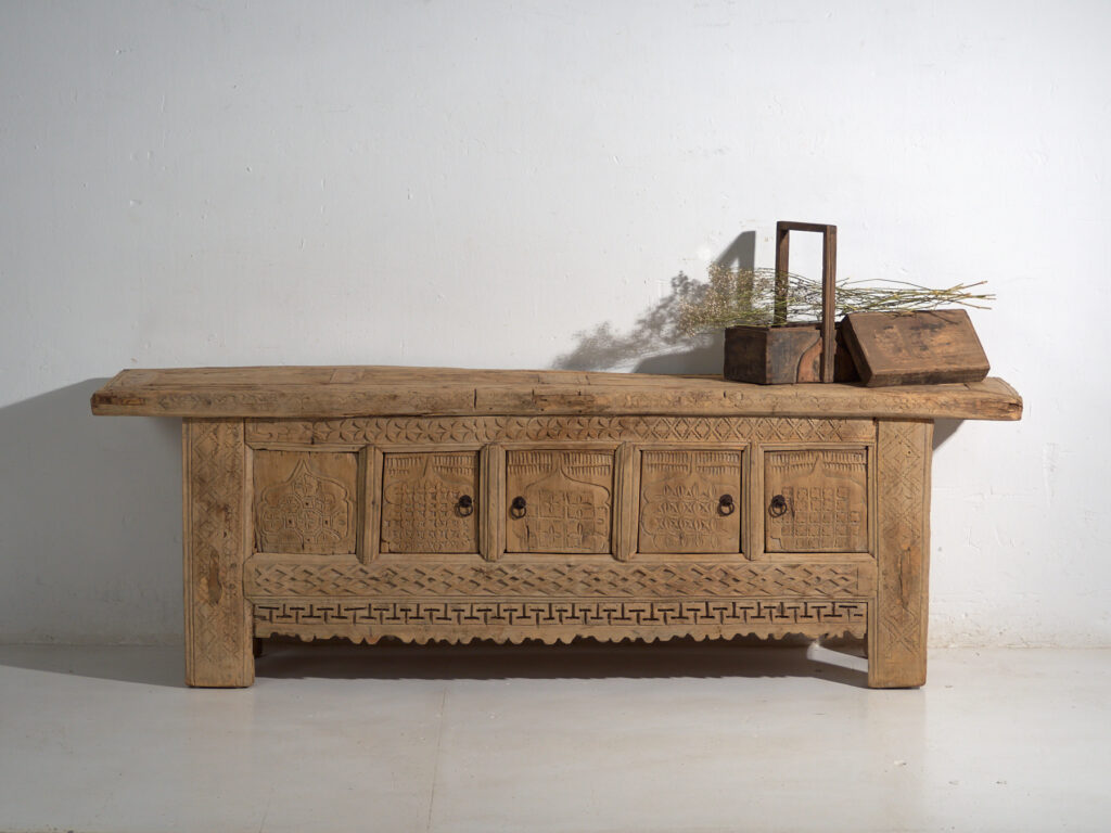 Aparador bajo antiguo tallado en madera de pino – China, circa 1900