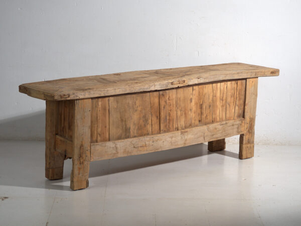 Aparador bajo antiguo tallado en madera de pino – China, circa 1900