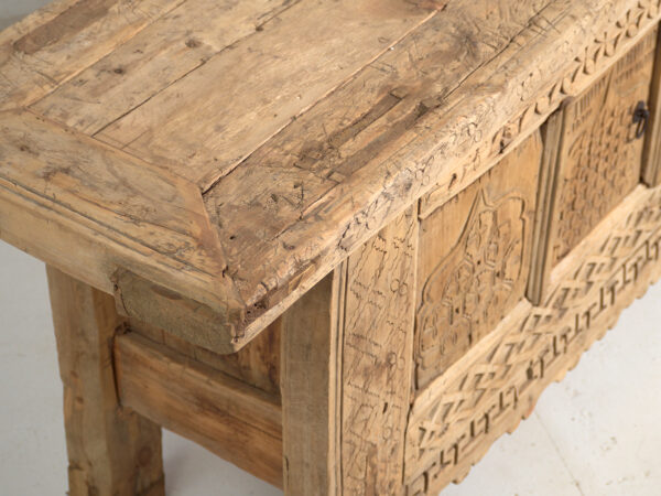 Aparador bajo antiguo tallado en madera de pino – China, circa 1900