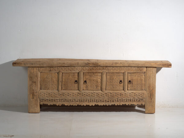 Aparador bajo antiguo tallado en madera de pino – China, circa 1900