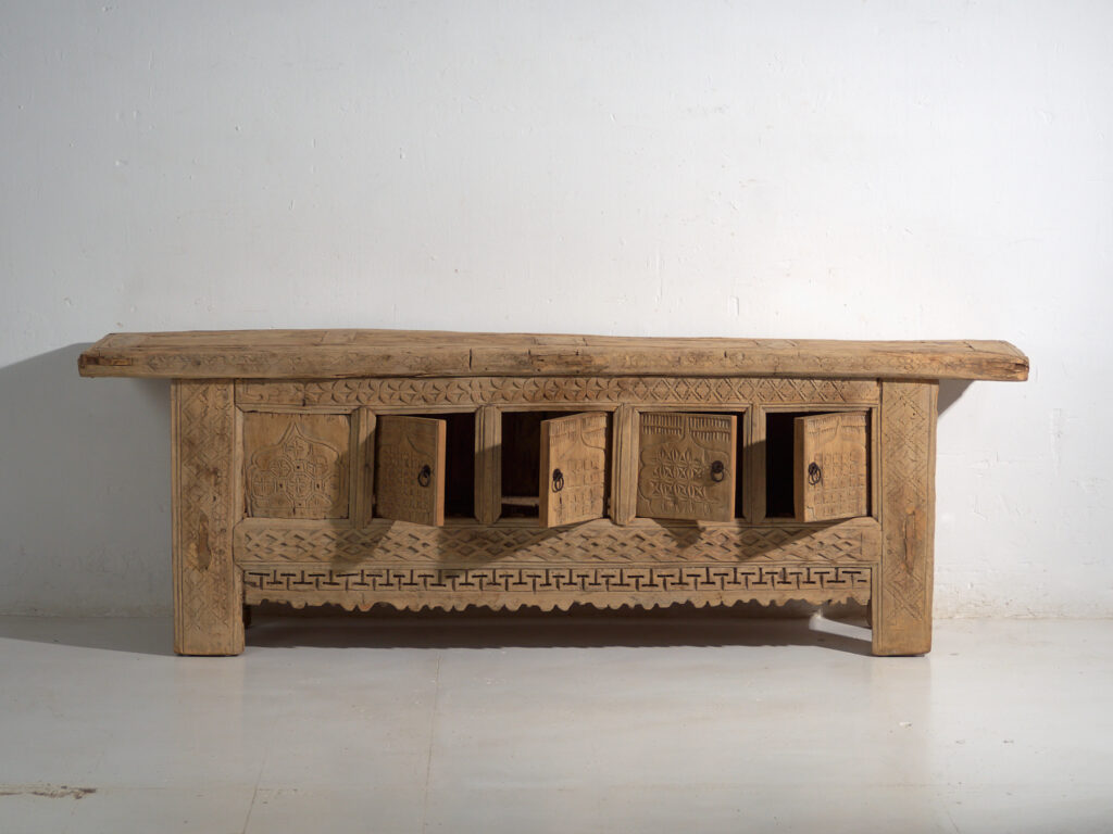 Aparador bajo antiguo tallado en madera de pino – China, circa 1900