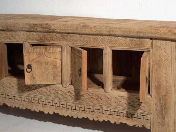 Aparador bajo antiguo tallado en madera de pino – China, circa 1900
