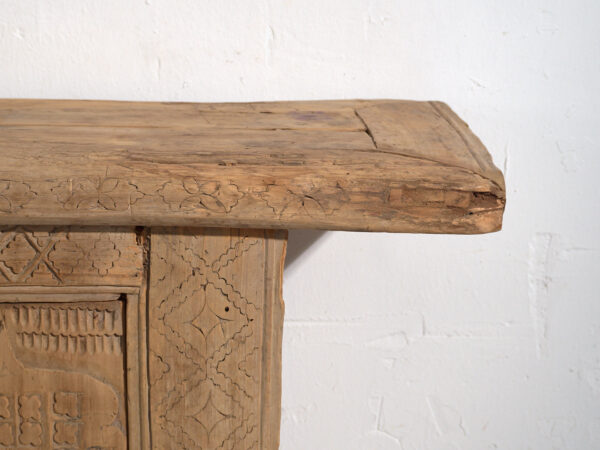 Aparador bajo antiguo tallado en madera de pino – China, circa 1900