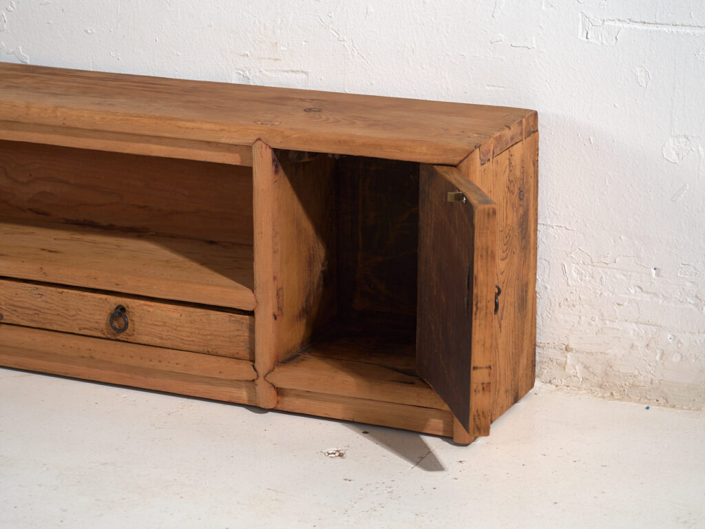 Meuble bas ancien en bois massif – Console basse chinoise du Gansu avec tiroirs – circa 1880–1920