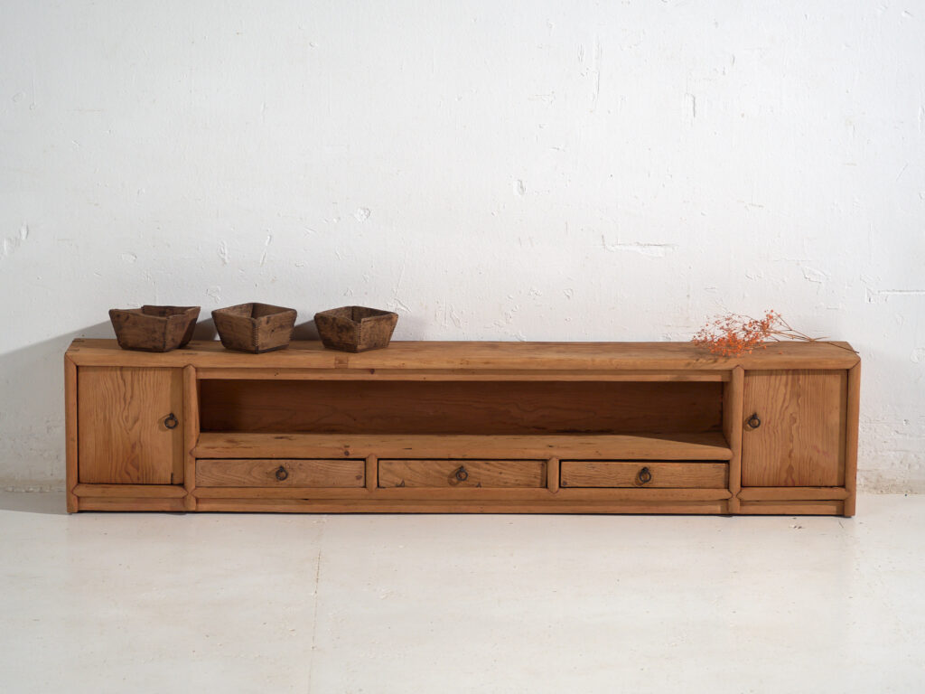 Meuble bas ancien en bois massif – Console basse chinoise du Gansu avec tiroirs – circa 1880–1920