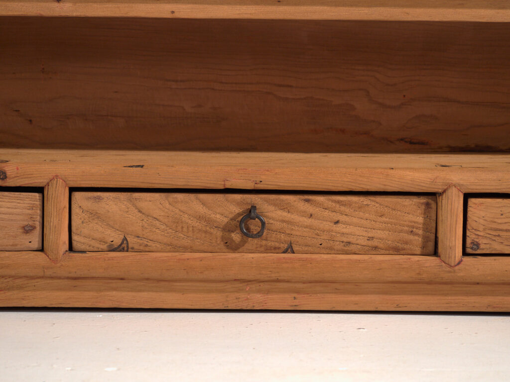 Meuble bas ancien en bois massif – Console basse chinoise du Gansu avec tiroirs – circa 1880–1920