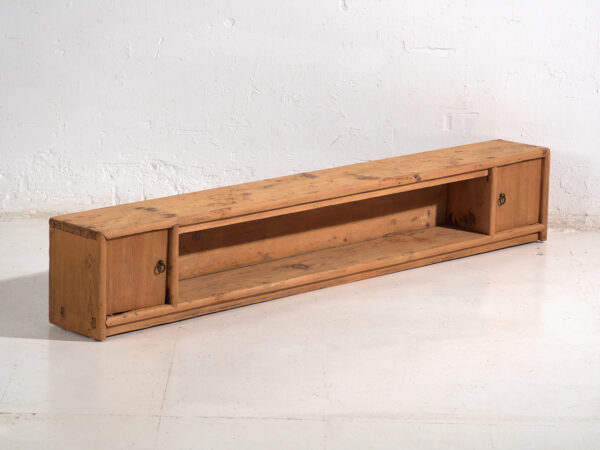 Aparador bajo antiguo en madera de pino – China, circa 1930