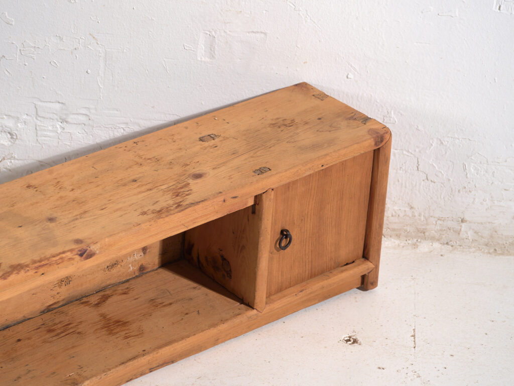 Buffet bas ancien en bois de pin – Chine, circa 1930