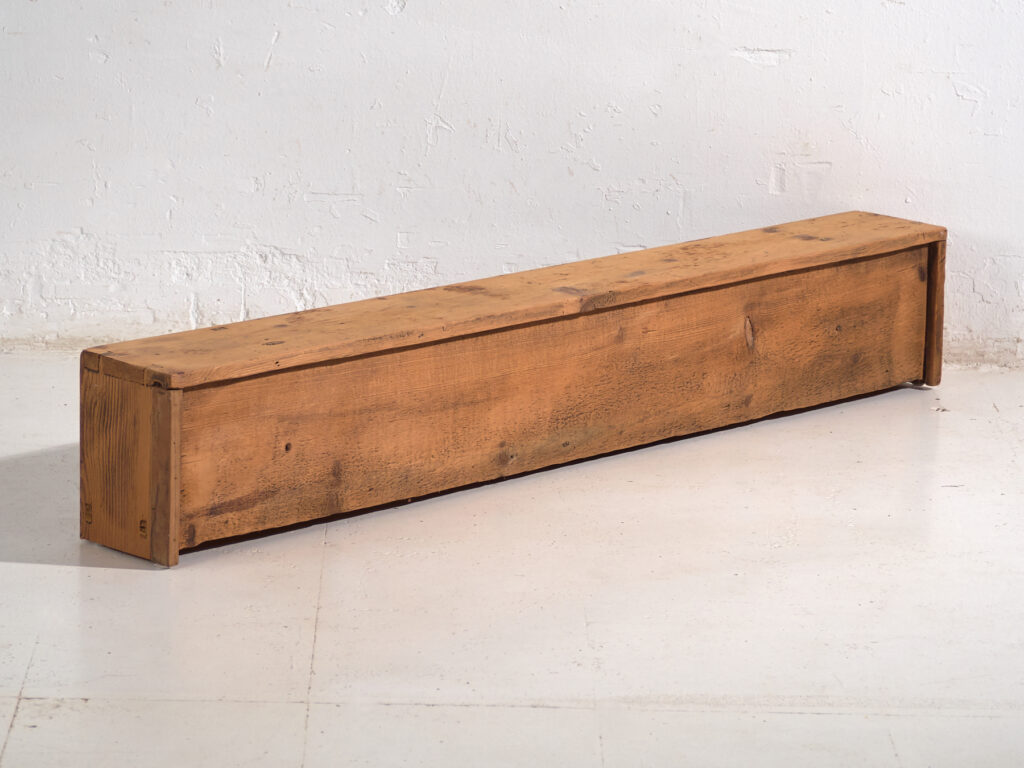 Buffet bas ancien en bois de pin – Chine, circa 1930