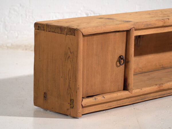 Buffet bas ancien en bois de pin – Chine, circa 1930