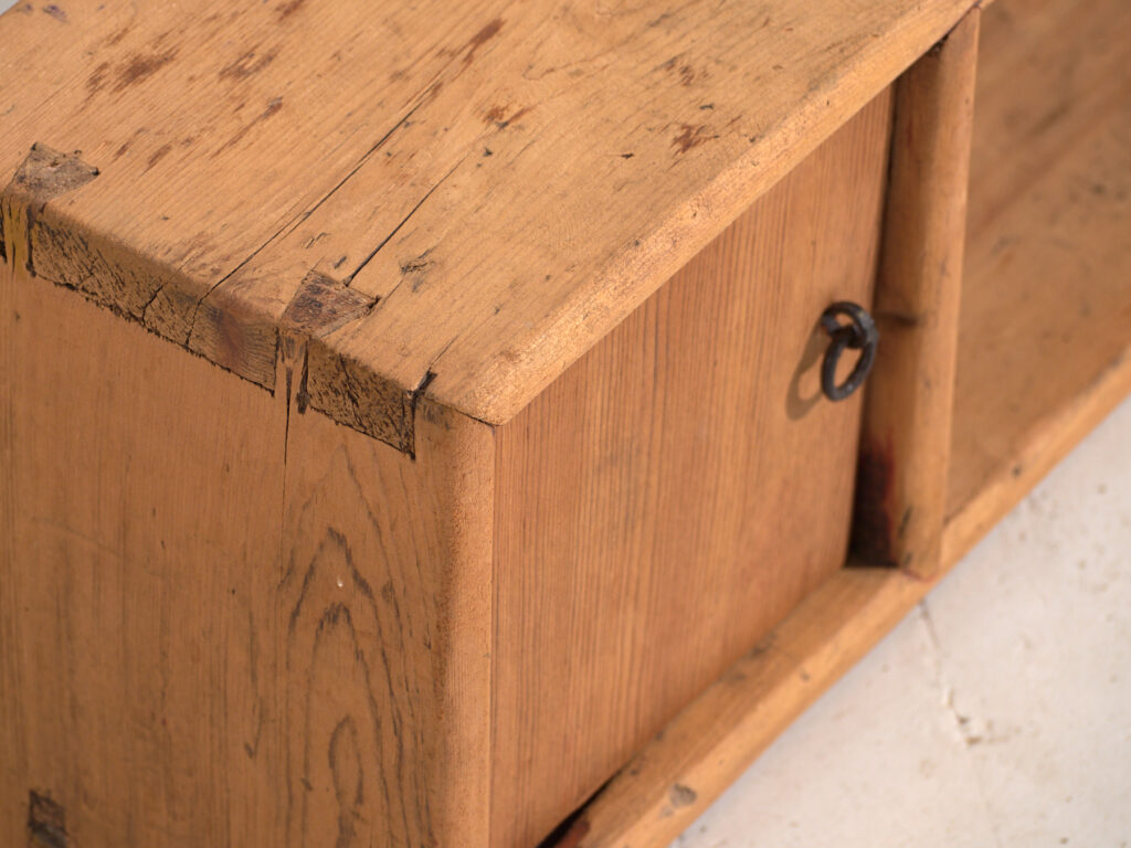 Buffet bas ancien en bois de pin – Chine, circa 1930