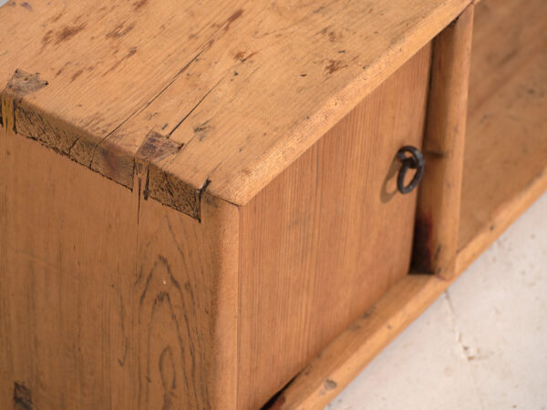 Buffet bas ancien en bois de pin – Chine, circa 1930