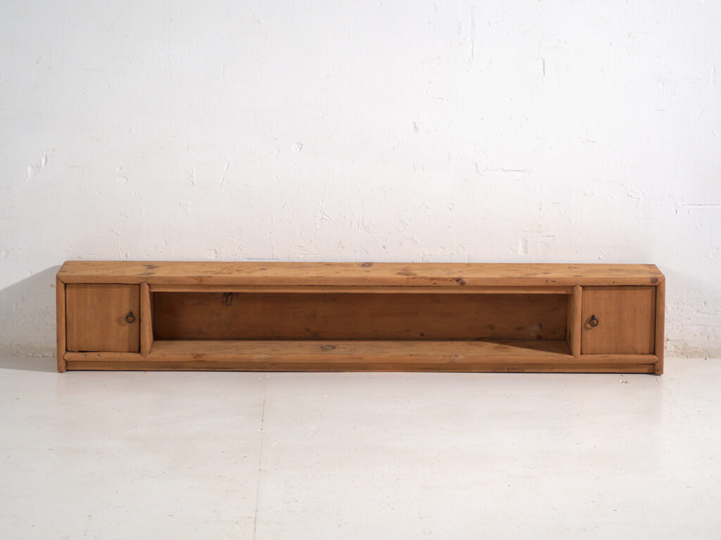 Buffet bas ancien en bois de pin – Chine, circa 1930