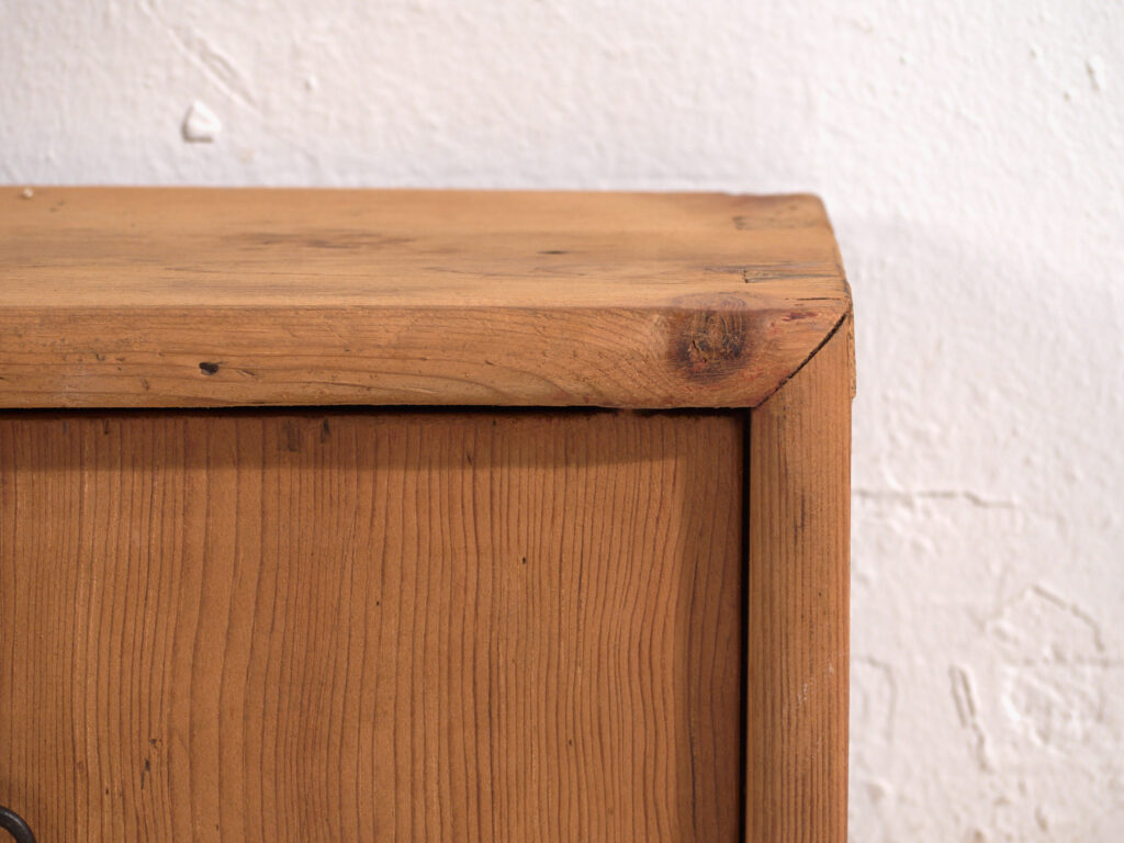 Buffet bas ancien en bois de pin – Chine, circa 1930
