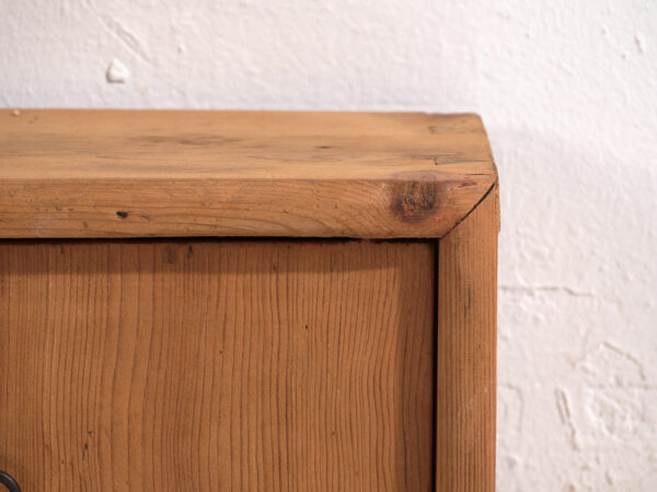 Buffet bas ancien en bois de pin – Chine, circa 1930
