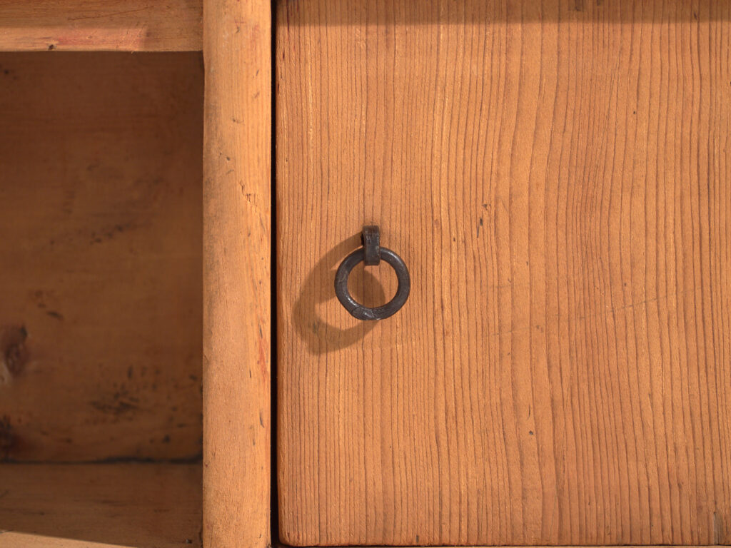 Buffet bas ancien en bois de pin – Chine, circa 1930
