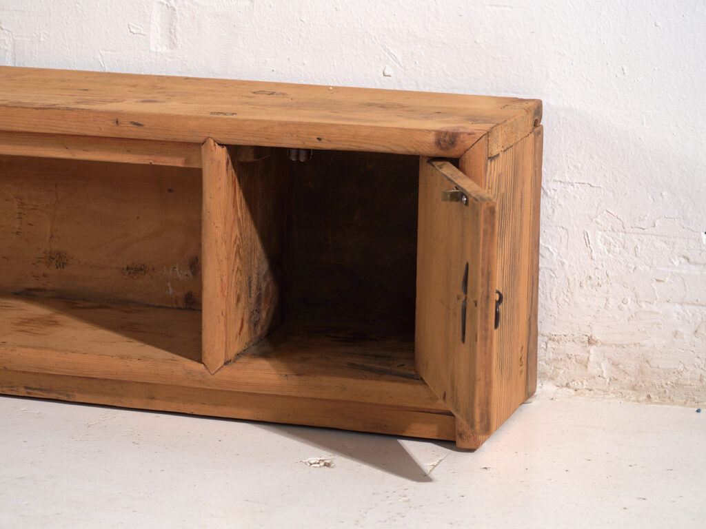 Buffet bas ancien en bois de pin – Chine, circa 1930