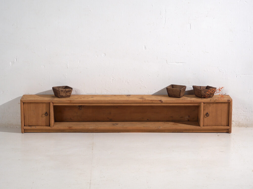 Buffet bas ancien en bois de pin – Chine, circa 1930