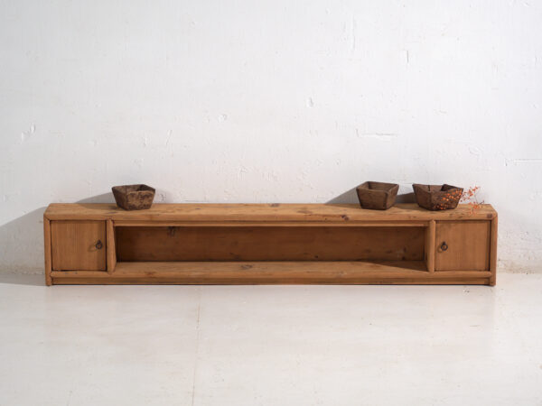 Buffet bas ancien en bois de pin – Chine, circa 1930