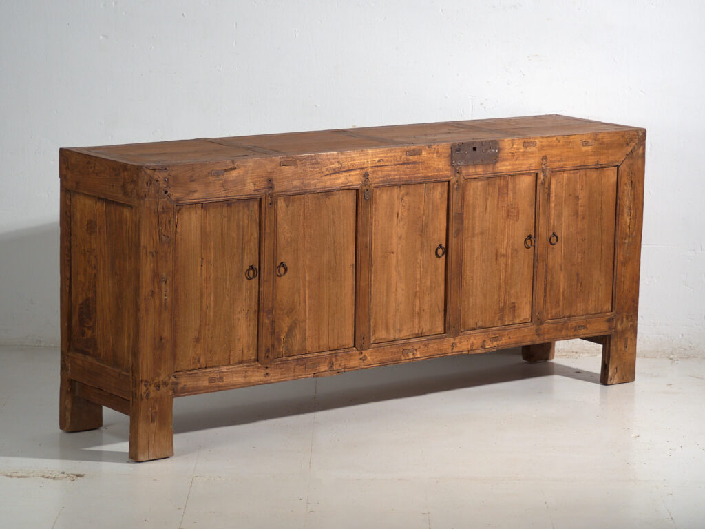 Aparador bajo antiguo en madera de pino – China, circa 1920