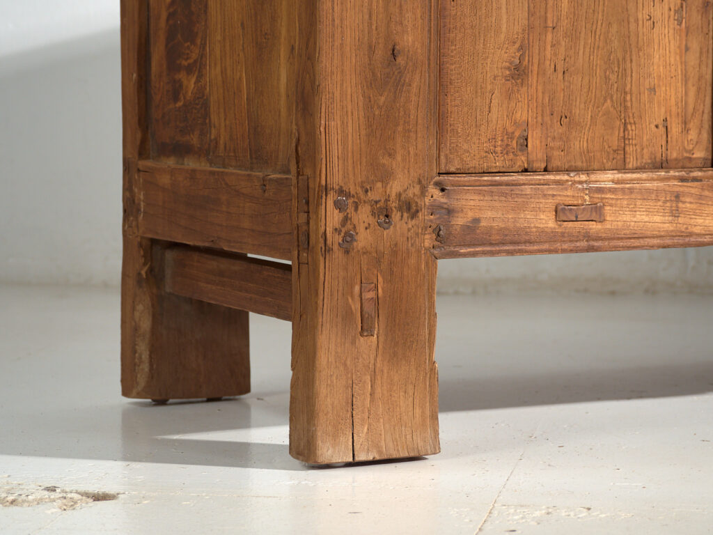 Aparador bajo antiguo en madera de pino – China, circa 1920
