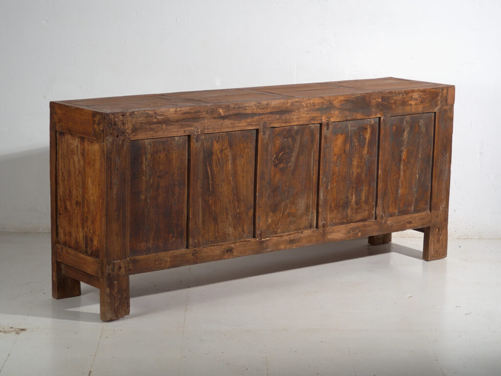 Aparador bajo antiguo en madera de pino – China, circa 1920