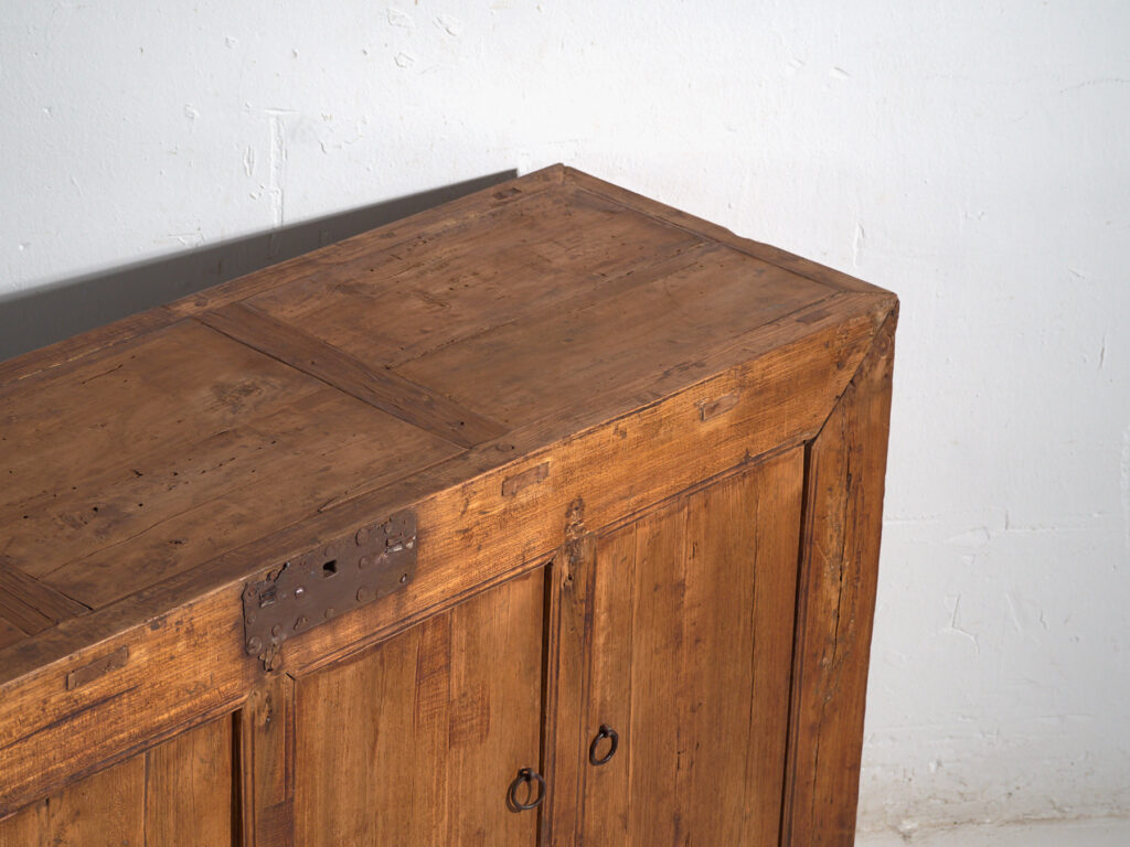 Aparador bajo antiguo en madera de pino – China, circa 1920