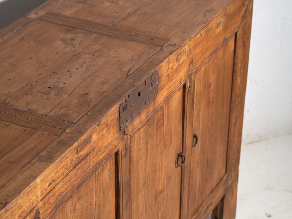Aparador bajo antiguo en madera de pino – China, circa 1920