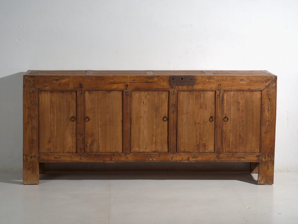 Aparador bajo antiguo en madera de pino – China, circa 1920