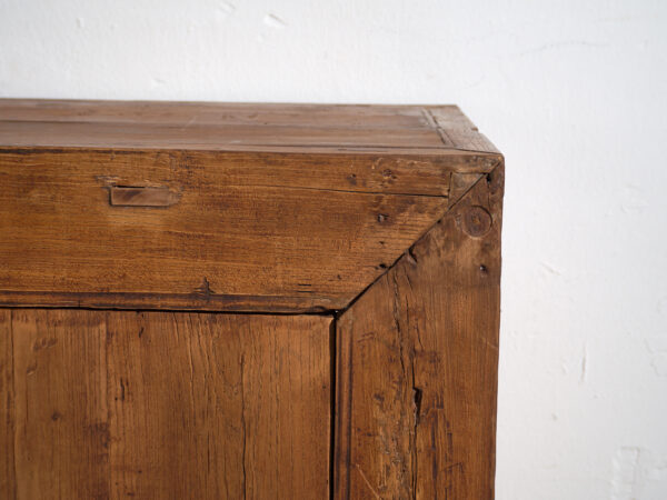 Aparador bajo antiguo en madera de pino – China, circa 1920