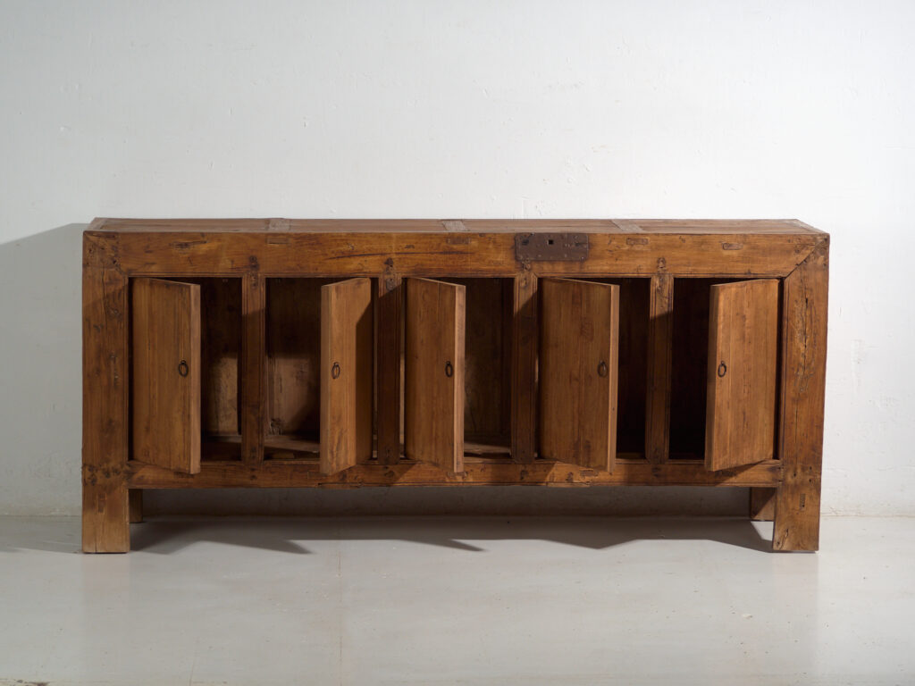Aparador bajo antiguo en madera de pino – China, circa 1920