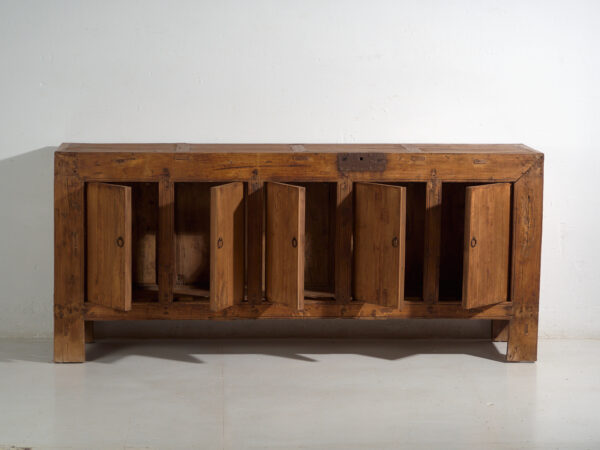 Aparador bajo antiguo en madera de pino – China, circa 1920