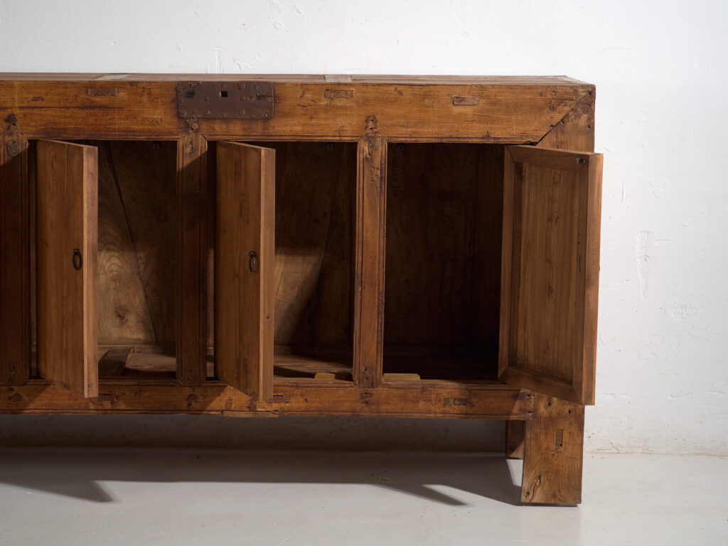 Aparador bajo antiguo en madera de pino – China, circa 1920