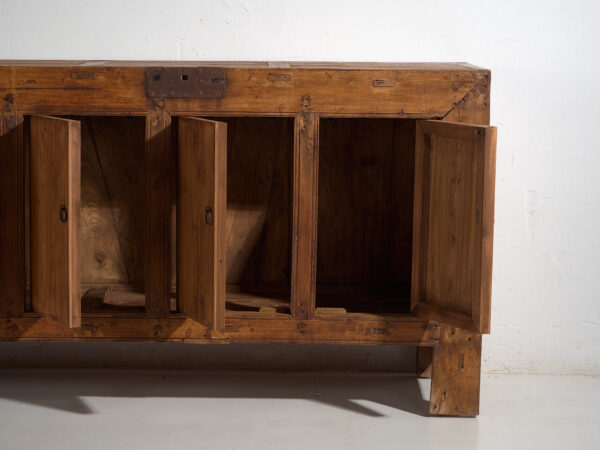 Aparador bajo antiguo en madera de pino – China, circa 1920