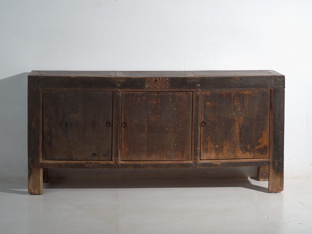 Aparador antiguo con pátina original – China, circa 1930