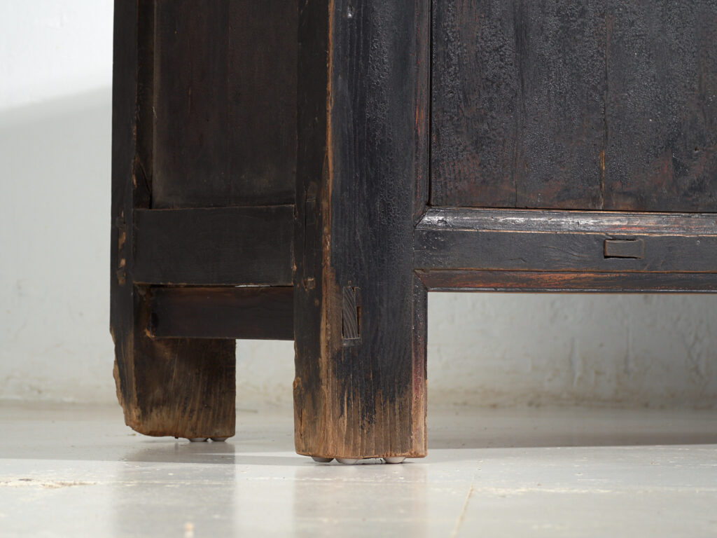 Aparador antiguo pintura original en madera de olmo – China, circa 1900