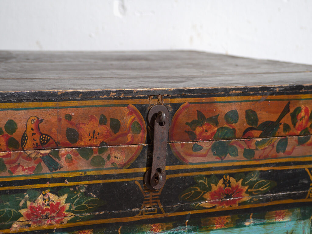 Baúl antiguo chino pintado en madera de pino – China, circa 1900
