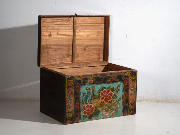 Baúl antiguo chino pintado en madera de pino – China, circa 1900