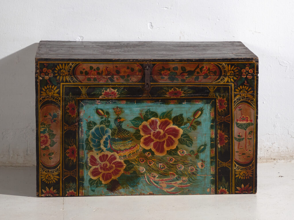 Baúl antiguo chino pintado en madera de pino – China, circa 1900