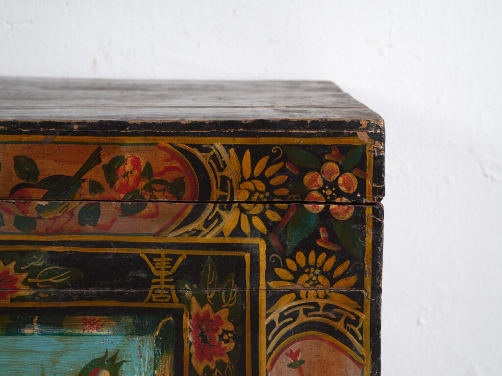 Baúl antiguo chino pintado en madera de pino – China, circa 1900