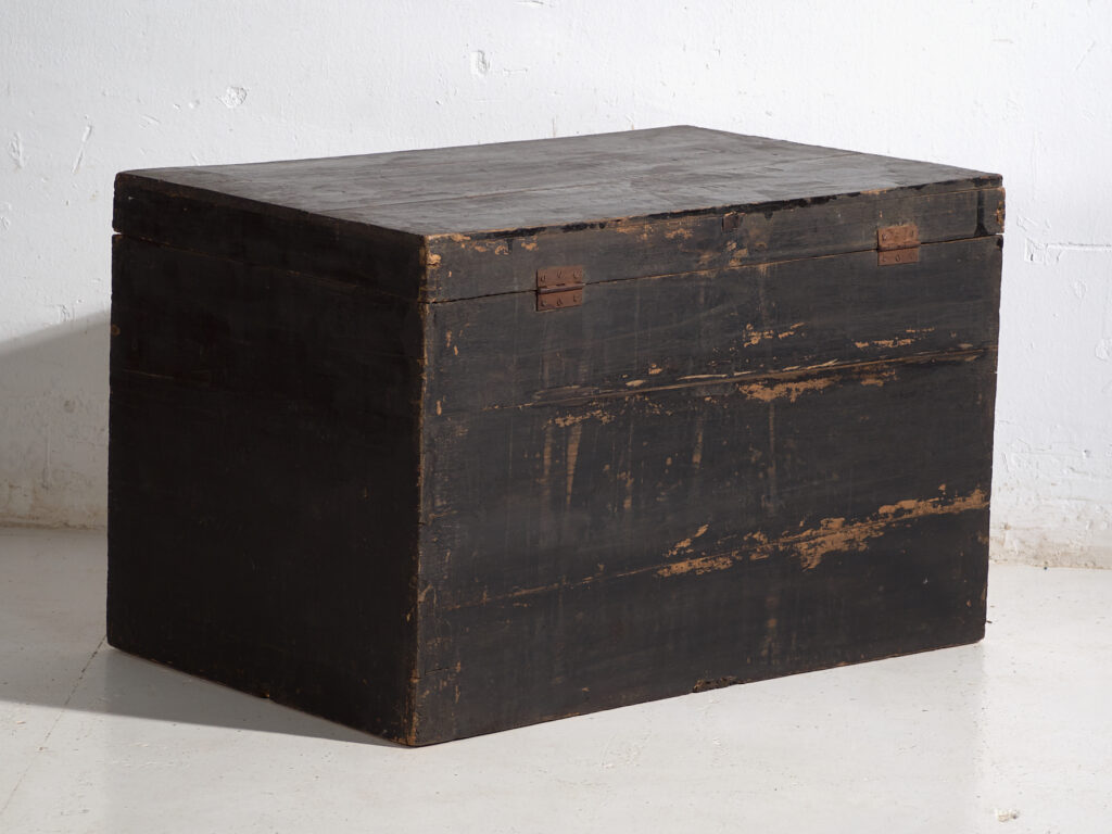 Baúl antiguo chino pintado en madera de pino – China, circa 1900