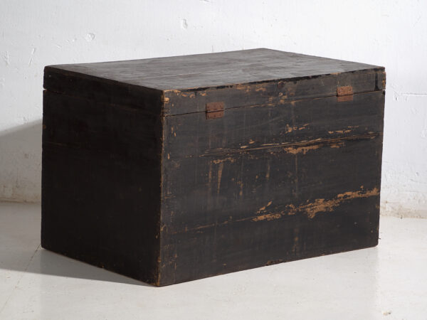 Baúl antiguo chino pintado en madera de pino – China, circa 1900