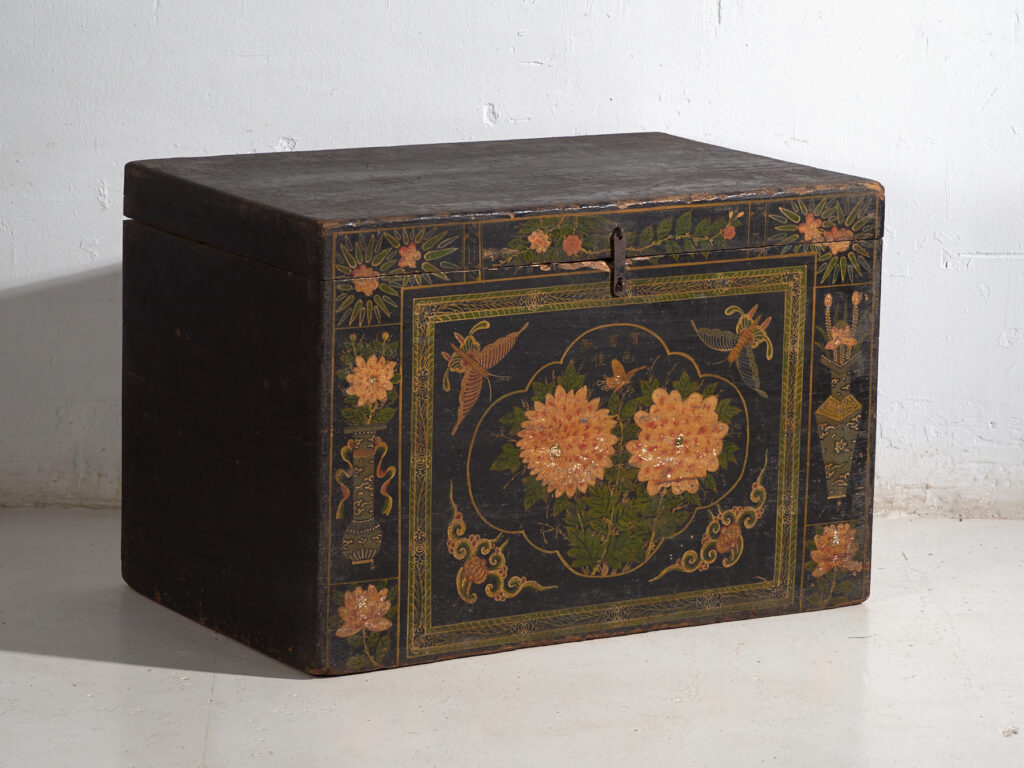 Baúl antiguo chino pintado – China, circa 1900