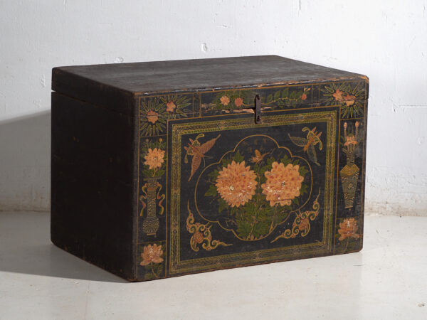 Baúl antiguo chino pintado – China, circa 1900