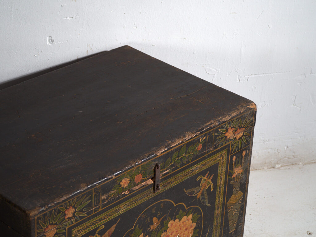 Baúl antiguo chino pintado – China, circa 1900